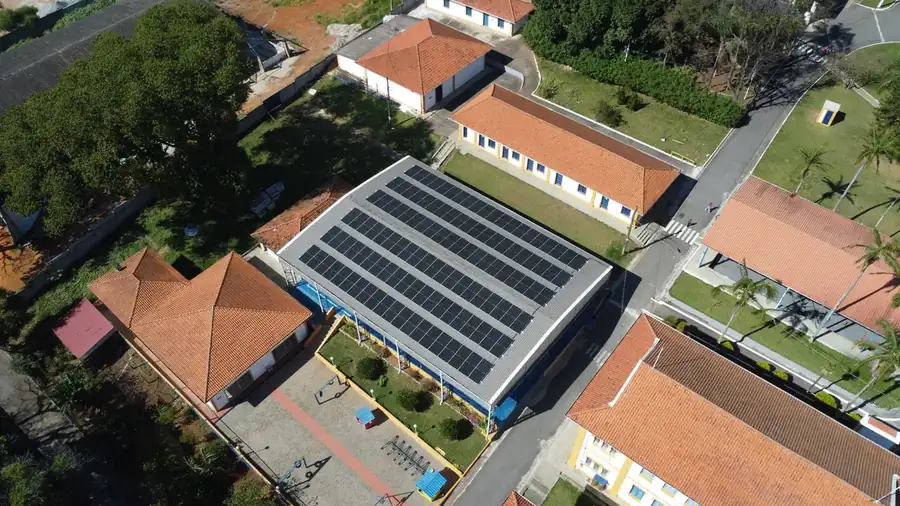 Painéis solares instalados no telhado de um ginásio escolar