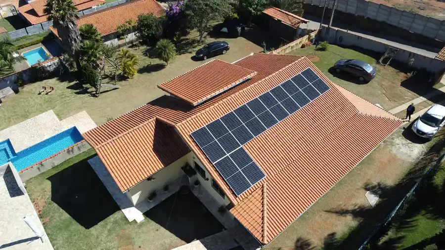 Sistema de energia solar completo instalado em residência com piscina