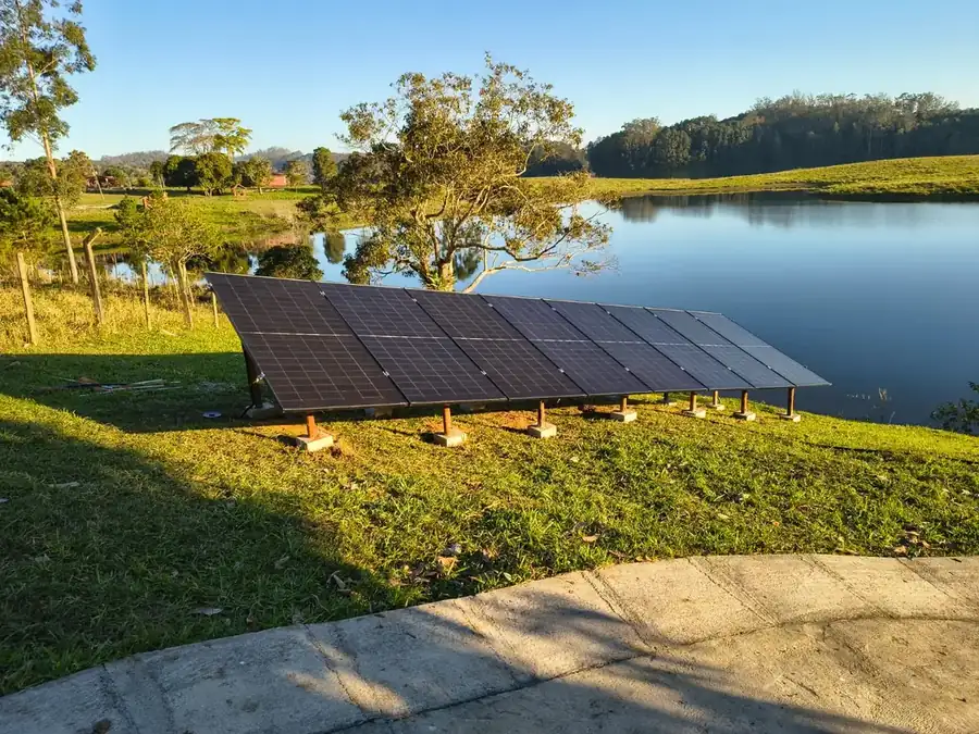 Usina solar em solo instalada pela Genial Green Solar, à beira de um lago